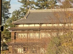 バス内から見えた立派な三階建の日本家屋！旅館かな？と思ったけど
国指定重要文化財、明治時代に建てられた迎賓館だそう。