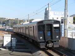 2022.12.10　上熊本
１駅移動して上熊本。すっかり“３両ワンマン”の主役になった８２１系。