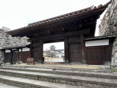 歩いて富山市郷土博物館へ。
お城の形をした博物館です。