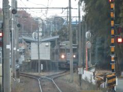 2022.12.24　御代志ゆき普通列車車内
黒石では三田線からの６０００形を待たせる。