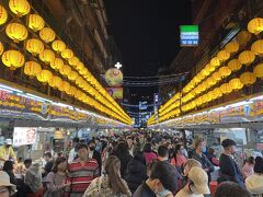 グルメで有名という基隆の夜市に来ました。