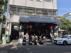 春水堂の本店です。住宅街の中にあり、こじんまりしていますが、中は結構奥行きがあります。