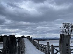駐車場のみで入場料金とかはないです。
絶対に橋を渡るつもりだったけど、スニーカーでこの雪の橋を渡す勇気がなかったので、ここで写真撮って終了。青森の12月ってちゃんと冬なんだ、とやっと実感。