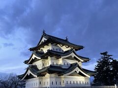 弘前城といえば、桜が有名だけど、東北で唯一の現物天守が残っている珍しいお城。
怒られるかもしれないけど、こうして写真撮るとレプリカっぽく見えるけど、1871年廃城時の原形をとどめている貴重な城とのこと。

