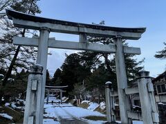 お昼食べてレンタカー借りて岩木山神社へ。
何度も弘前には来ているけど、岩木山神社は初めて。
地元民はここに初詣来るんですかね？だとしたら、雪道えぐくない？