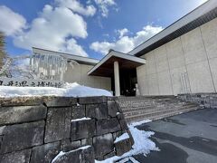 こちらは山形県立博物館。
山形城跡は現在「霞城公園」として桜と観光の名所になっています。
桜の季節はまだ先ですが、お城と桜って相性いいだよな～。