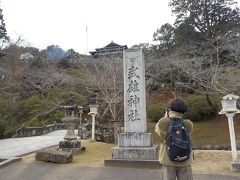 武雄温泉楼門から武雄神社までは県道沿いに15分ほど歩きました。