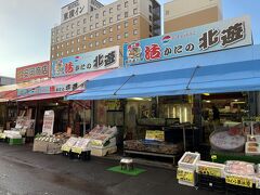 函館朝市では元旦でも開いているお店がありました。活気があるタイミングではありませんが、少しお店をのぞいて楽しみました！