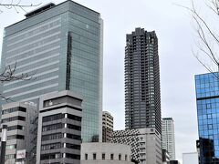 五代友厚公像がある大阪証券取引所ビルは川向