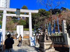 駅出口横には『乃木神社』