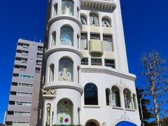 陸橋横には洒落た建物の『桂由美ブライダルハウス』https://www.yumikatsura.com/stores_tokyo がある。
各階の窓にはウェディングドレスが展示されてますね。