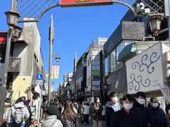 鶴岡八幡宮に向けて小町通をぶらぶら。