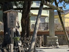 鶴岡八幡宮 流鏑馬馬場の鳥居を出てのんびり歩いて15分、学問の神様 荏柄天神社に到着。