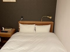 レンタカーを返却して博多駅の近くの八百治博多ホテルにチェックイン。
ダブルルームにしたけどベッドちょっと小さいなー。