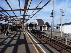 JR二見浦駅。ホームに屋根がない！雨の日どうする！！