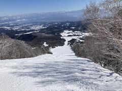 左側には霊仙寺湖が見えます。
氷上ワカサギ釣りが出きるようです。