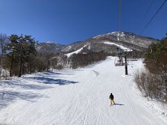 高速リフト上部です。
正面に霊仙寺山が見えます。
私でも飛べる小さめなキッカーがあるのが嬉しい。
マイナーなゲレンデなので上級者が少ないのもいい。