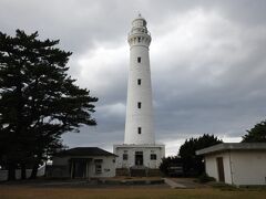んで、行ってみることに。
手前左は、灯台資料展示室です（後述／無料）。
石作りで、その構造の灯台としては日本一の高サだそう。