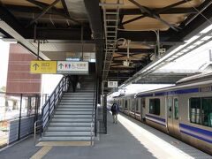 　浪江駅から１駅普通電車に乗り、双葉駅で下車。首都圏と同じE531系電車でした。