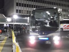 22日深夜　東京駅で集合して夜行のスキーバスに
東京駅鍛冶橋駐車場は大混雑Σ(・□・；)
