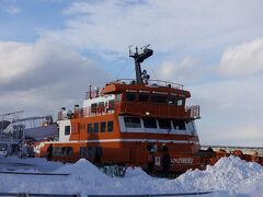 ガリンコ号とは、オホーツクの流氷見学のために運行されている観光船です。夏季はオホーツクの海を見るためのクルーズ船と紋別カレイのためのフィッシング船になります。

ガリンコ号は、2つのネジ状のスクリュー(アルキメディアンスクリュー)を装備し、スクリューを使って流氷等の氷を砕いて進む事が出来る流氷見学用の船です。
氷が厚い時は氷の上に船が乗り上げ、船の重さとスクリューで氷を砕いて進んで行きます。
元々は三井造船がアラスカの油田開発の為に実験船として建造した船を改造して作ったのが始まりで、それが初代ガリンコ号となりました。
