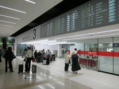 飛行機は予定通り9時15分に羽田空港に到着した。
ここは羽田空港第一ターミナルの1階到着ロビー。到着出口3番前の出会いの広場が集合場所だった。
この広場はトラピックスに限らず他の旅行会社の集合場所でもあったので、トラピックスの各ツアーや他の旅行会社のツアーでごった返していた。
添乗員さんは東京営業本部の添乗員さんでここで合流した。30代後半のスリムで活動的なHさん。
直ちに点呼が始まったが1組のご夫婦がいない。しばらくして別のグループの中から駆け寄って来た。聞けば同じトラピックスの別のツアーに間違って混じっていたそうだ。
全員揃った所で添乗員から自己紹介と注意があった。今回の旅行先は団体客が多いので「美しき日本アルプス絶景の旅」の旗を目印にくれぐれもお間違いのないようにとのとこであった。