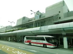 観光バスに乗車。
旅行で乗車する観光バスは東京ヤサカ観光バス（株）でバスガイドさんの案内付きは嬉しい。
観光バスに乗車して羽田空港を出発。