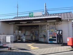 鶴見小野（つるみ おの）駅



該駅は、昭和１１年（１９３６年）１２月８日附で開設された 工業学校前（こうぎょうがっこうまえ）停留所が嚆矢。
昭和１８年（１９４３年）７月１日附で運輸通信省買収時に現駅名に変更。
駅名の工業学校は、昭和１１年（１９３６年）４月開校の横浜市立鶴見工業実習学校で、大東亜戦争後、横浜市立鶴見工業高校として存続したが、平成２３年（２０１１年）３月３１日附を以って廃止閉校。
該高校生徒利用者が無くなり該駅着発通学定期利用者は激減。
因みに、東日本旅客鉄道資料に、該駅本屋建築を昭和４年（１９２９年）と記載しているが該駅開設は昭和１１年（１９３６年）であり明らかに誤り。
http://www.jreast.co.jp/estation/station/info.aspx?StationCd=1026