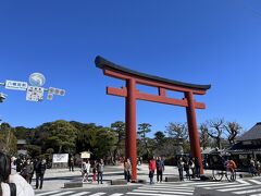 鎌倉駅から小町通りをぶらぶらしながら20分ほどで、鶴岡八幡宮 三の鳥居に到着。

*友達の写真