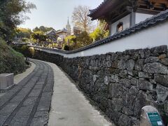 　「寺院と教会の見える風景」確かに、平戸ザビエル記念教会と光明寺、瑞雲寺を同時に見ることができます。日本と西洋の文化が交差する平戸を象徴する風景です。