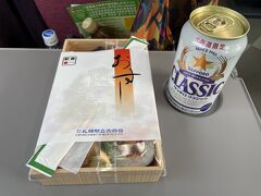 お昼も食べる暇がなかったので駅弁を購入しての乗車。ふぅ～～～