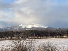 ちょっとお腹が落ち着いて車窓を見るときれいな雪化粧の山。樽前山でした。