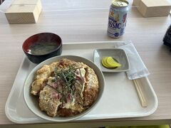 カツ丼（1200円）と缶ビール。ボリュームたっぷりでエネルギー充電完了です