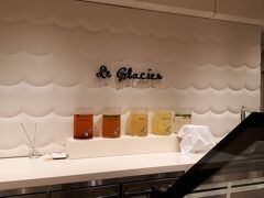 食後のデザートは神戸阪急の中にある話題の『Chloé Le Glacier』。
フランスのブランド『Chloé 』初のクラフトアイスショップです。
