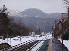 鳴子温泉に着いた。
ちょい雪少なめ。
鳴子温泉では、25分の「バカ停」があるので途中下車しよう。