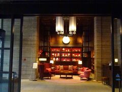 宿泊は旧居留地にある『オリエンタルホテル神戸』。
レセプションは17階ですが、道路に面した1階の小さなロビーの雰囲気から期待が高まります。ピンクから赤を基調としたシノワズリーな設えがなんとも印象的！
まるで海外のホテルに来たかのような錯覚に陥ります。