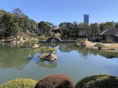 今回はお庭 
大名庭園縮景園を見学

超然居から跨虹橋（太鼓橋）を眺めて
