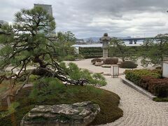 皆美館庭園
宍道湖を借景にした
枯山水庭園
手前の黒松は樹齢300年

お席からこちらのお庭を眺めながらランチできるなんて
贅沢な時間になりました