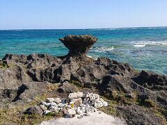 ぐるっと回って島の奥に行くと竜宮神
海に削られて出来たのでしょう
島一番のパワースポット