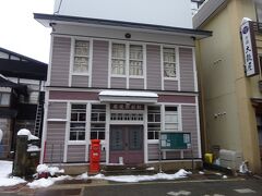 その場所に建っている、旧郵便局の建物。
現在の郵便局はこの道沿いとは違う場所にある。