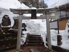 上の湯の隣にある神社。
この先階段を上がっていったところにあるらしいのだが、現在は除雪されてなくて鳥居だけ。