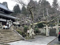 温泉神社は右手の階段をずーっと登らないといけないので…