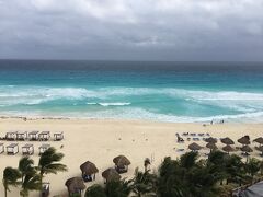 個人的評価<< C >> 61-62 

Hyatt Zilala Cancun (PHOTO)
Hyatt Regency (Place) Tokyo Bay

決定的に悪くはなかったけれども、やはり色々不満の残る滞在になったホテル。
逆に言えば、ハイアットでは６２ヶ所のうち２ヶ所しかありません。

他のチェーンで言えば、逆ギレ対応やギャル語対応で信じられない対応だった某ヒルトン系ホテルや、チェックイン後外出して帰ってきたら机の上に「今晩１ー５時に停電でエアコンも何もかも使えません」との紙を置いただけで済ませようとした挙句、ルームチェンジも無理、挙句のはてにチェックアウト後のホテルからのタクシーをベルデスクにお願いしたら、「あれに乗って」と言われて「いや、あれタクシーじゃないでしょ？」「大丈夫」とホテルリムジンに無理やり乗せられ、しっかりと料金を徴収した某IHG系ホテルのような<< D >>評価のホテルはありません。