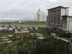 =========================================
No.8 Grand Hyatt Sanya Haitang Bay(2019)
=========================================

中国・海南島に新しくできたグランドハイアット。
空港から随分離れた立地になりますが、アサインされた部屋は室内にも巨大浴槽、ベランダにも大きなバスのある快適なスイートで感激。
ここのラウンジも非常に広く、海を眺められて解放感あり。
近くのショッピングモールにも直結通路があり便利。
SPAには男性施術者もおられて、力強い中国式マッサージはかなり気持ちいいものでした。