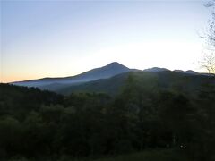 中央が蓼科山、右に連なる山が八ヶ岳連峰の峰々です。雲一つ無い快晴の天気で山の稜線がはっきり見えました。
現在時刻5時34分。すぐにでも日の出が始まる様に見えますが6時以降じゃないと日の出は始まらないはずです。
この間に朝風呂に入ってくることにしました。
大浴場からは蓼科山と八ヶ岳連峰の峰々が全て見渡せました。早朝ですから雲一つありません。まさに絶景、素晴らしい景色でした。
浴場にはガラス越しに見える峰々の名前が表示されていてそれには富士山まで表示されていました。富士山が見える方向は浴場のガラス窓の右端ですが浴場からは見えませんでした。
湯にゆっくり浸かっていたいところですが日の出を見たいので急いで部屋に戻りました。