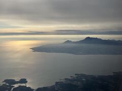 およよ？？
靄から浮かび上がっているお山は。。。
有名な雲仙岳ですね(*^^*)
雲仙岳って長崎の島原半島にある普賢岳（ふげんだけ）を主峰とする、猿葉山＆野岳＆九千部岳＆絹笠山＆眉山の活火山帯の総称を言うみたいですね。。
で、その主峰の普賢岳が再び1990年11月から噴火活動が始まったみたいです。。

ニュースで見た、あのもうもうと山から下りて来る火砕流。。。
襲い掛かって来るような大きな煙の塊は凄く記憶に残っています・・