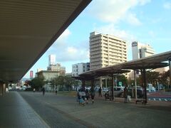 鳥取駅南口を出て左側を見た景色です。東横インの文字がもう見えます。