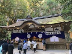 狭井神社です。

垂仁天皇の代に創建されたと伝わる、ご祭神の荒魂を祀る延喜式内社で、力強いご神威から病気平癒・身体健康の神様として信仰を集めているそうです。
毎年4月18日の鎮花祭は、701年に国家の祭祀として大神神社と、この神社で行うことが規定された疫病除けの祭で、多くの医薬業者が参列する「薬まつり」として有名です。