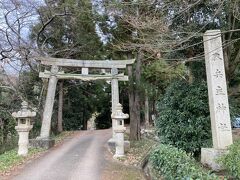 奈良から大神神社に向かう途中、気になった看板がありました。
相撲神社（相撲発祥の地）という、小さな標識で、信号に止まらなければ見落としていたと思いますが、天理に向かう途中立ち寄る事にしました。

桜井市「穴師」にある相撲神社は、「穴師坐兵主神社」の摂社で、「日本書紀」でいう野見宿禰と當麻蹶速が取り組みを行った、この「カタケヤシ」と呼ばれている地であるとされています。