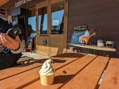 チーズソフトは外のテラス席ならテイクアウト価格だった

店内はそこそこ賑わっていて、人出が戻りつつある感じをここでも受けた
